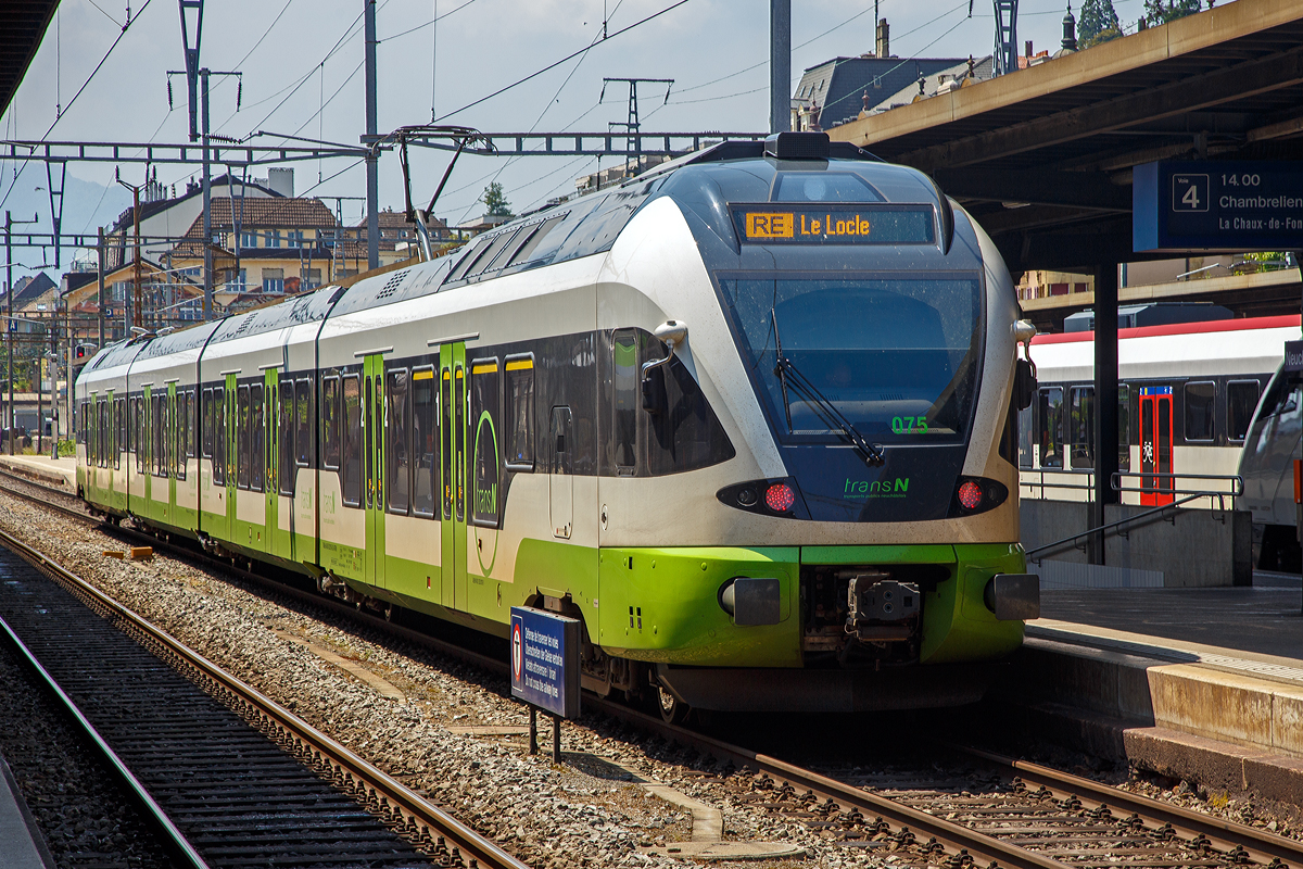 
Der vierteilige Flirt RABe 523 075 der transN (Transports Publics Neuchâtelois, ex TRN und TN) steht am 18.05.2018 als RE nach Le Locle im Bahnhof Neuchâtel (Neuenburg) zur Abfahrt bereit.

Die vierteiligen Stadler FLIRT 074 bis 077 der transN werden als RABe 523 (RABe 94 85 0 523 0xx-x CH-TRN) geführt und nicht als RABe 527. Die amtliche Initialen und international gültige Fahrzeughalterkennzeichen lauten TRN (weil maximal fünf Buchstaben möglich sind).
