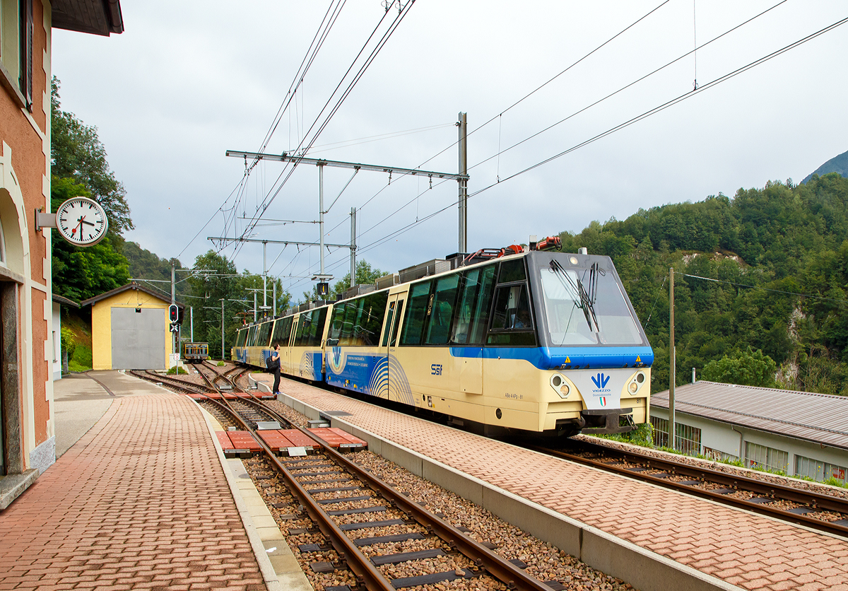 Der vierteilige SSIF Panoramatriebzug (ABe 12/16) von Locarno nach Domodossola erreicht am 02.08.2019 den Bahnhof Camedo (Tessin). 