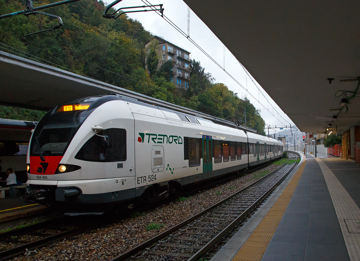 
Der vierteilige Stadler FLIRT ETR 524 203 (RABe 524 203) der Trenord und TiLo erreicht am 03.11.2019 als S 10 (Bellinzona–Lugano–Chiasso–Como) den Endbahnhof Como San Giovanni. 

Die 23 vierteiligen (SBB RABe 524 001-019, Trenord ETR 524 201-204) und 17 sechsteiligen (SBB RABe 524 101-117) FLIRT sind als Zweisystemfahrzeuge auf den Regionalnetzen im Tessin und in der Lombardei im Einsatz. Davon sind 4 vierteilige FLIRT im Besitz der FERROVIENORD S.p.A. Diese Stadler FLIRT sind Zweisystem-Triebzüge mit Wechsel- und Gleichstromausrüstung sowie Zugsicherung für die Strecken in der Schweiz und in Italien.  Ein durchgängiger Passagierraum, optimiert auf eine Bahnsteighöhe von 550 mm, ein hohes Beschleunigungsvermögen und der grenzüberschreitende Verkehrseinsatz sind drei der herausragenden Merkmale des Zuges. 

TECHNISCHE DATEN dieser vierteiligen Variante: 
Baujahre: 2007 und 2014 
Spurweite: 1.435 mm 
Achsanordnung: Bo’ 2’2’2’ Bo’ 
Länge über Kupplung: 74.078 mm
Fahrzeugbreite:  2.880 mm
Fahrzeughöhe: 4.150 mm
Achsabstand im Drehgestell: 2.700 mm (Motor- und Laufdrehgestell)
Triebraddurchmesser:  860 mm (neu)
Laufraddurchmesser:  750 mm (neu)
Speisespannung: 15 kVAC / 3 kVDC 
Dauerleistung am Rad: 2.000 kW
Max Leistung am Rad: 2.600 kW
Anfahrzugskraft (bis 47 km/h):  200 kN 
Anfahrbeschleunigung:  ~ 1,2 m/s2
Höchstgeschwindigkeit 160 km/h
Fußbodenhöhe: 570 mm (Niederflur am Einstieg) / 1.120 mm (Hochflur)
Sitzplätze: 28 (1.Klasse) / 135 (2.Klasse) + 19 Klappsitze 
Stehplätze (4 Pers./m2): 243
