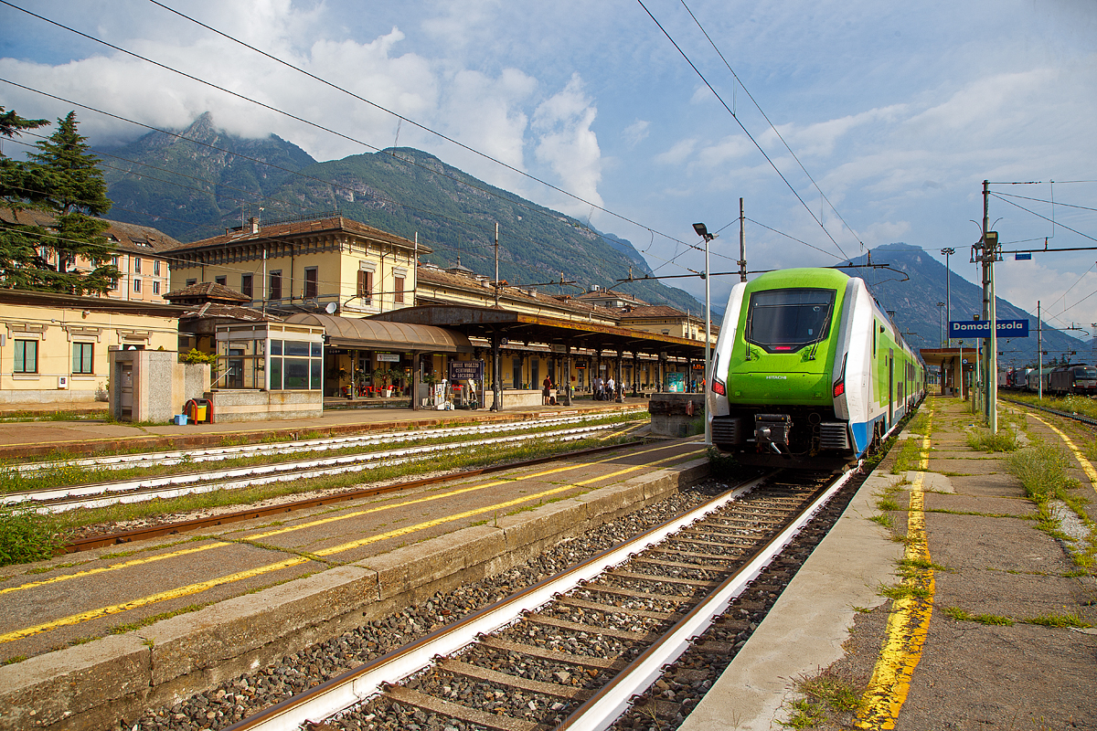 Der vierteilige Trenord “Rock” ETR 421-030 hat am 12.07.2022, als Regionalzug von Milano, den Ziel-Bahnhof Domodossola erreicht. Rechts steht die BLS Cargo AG vermietete X 4 E – 715 / 193 715-0  (91 80 6193 715-0 D-DISPO) der MRCE Dispolok GmbH (München) mit einem RAlpin-ROLA-Zug nach Novara.