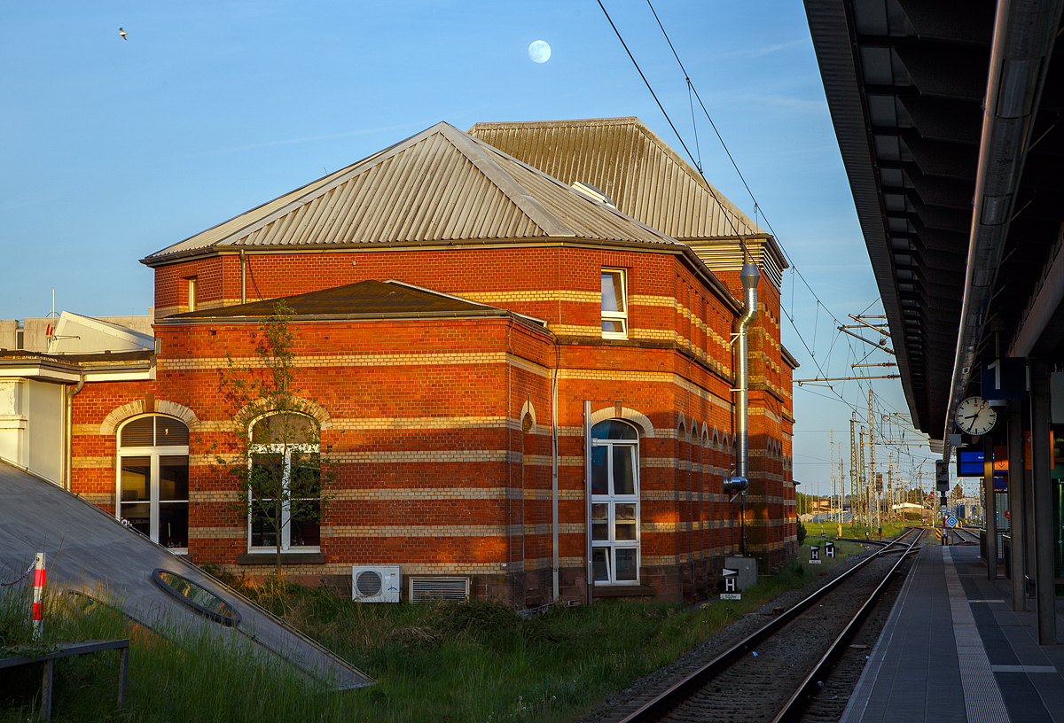 Der volle Mond steht am 14.05.2022 ber dem Empfangsgebude vom Hauptbahnhof Rostock.