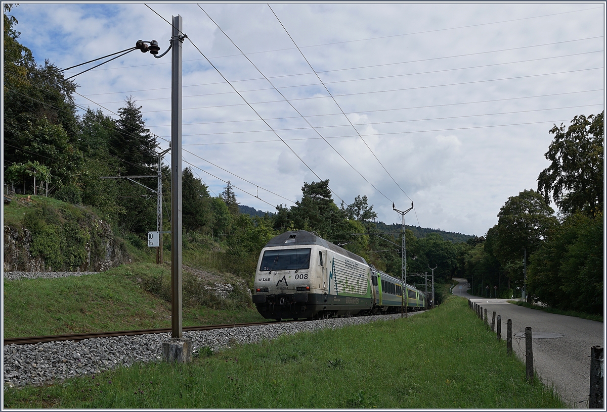 Der vor wenigen Minuten mit der BLS Re 465 008 in Chambrelien eingefahrene RE 3919 von La Chaux-de-Fonds nach Bern verlässt den Spitzkehrbahnhof Chambrelien bereits wieder, nun auf dem Weg nach in Richtung Neuchâtel auf dem unteren Gleis. 

3. Sept. 2020
