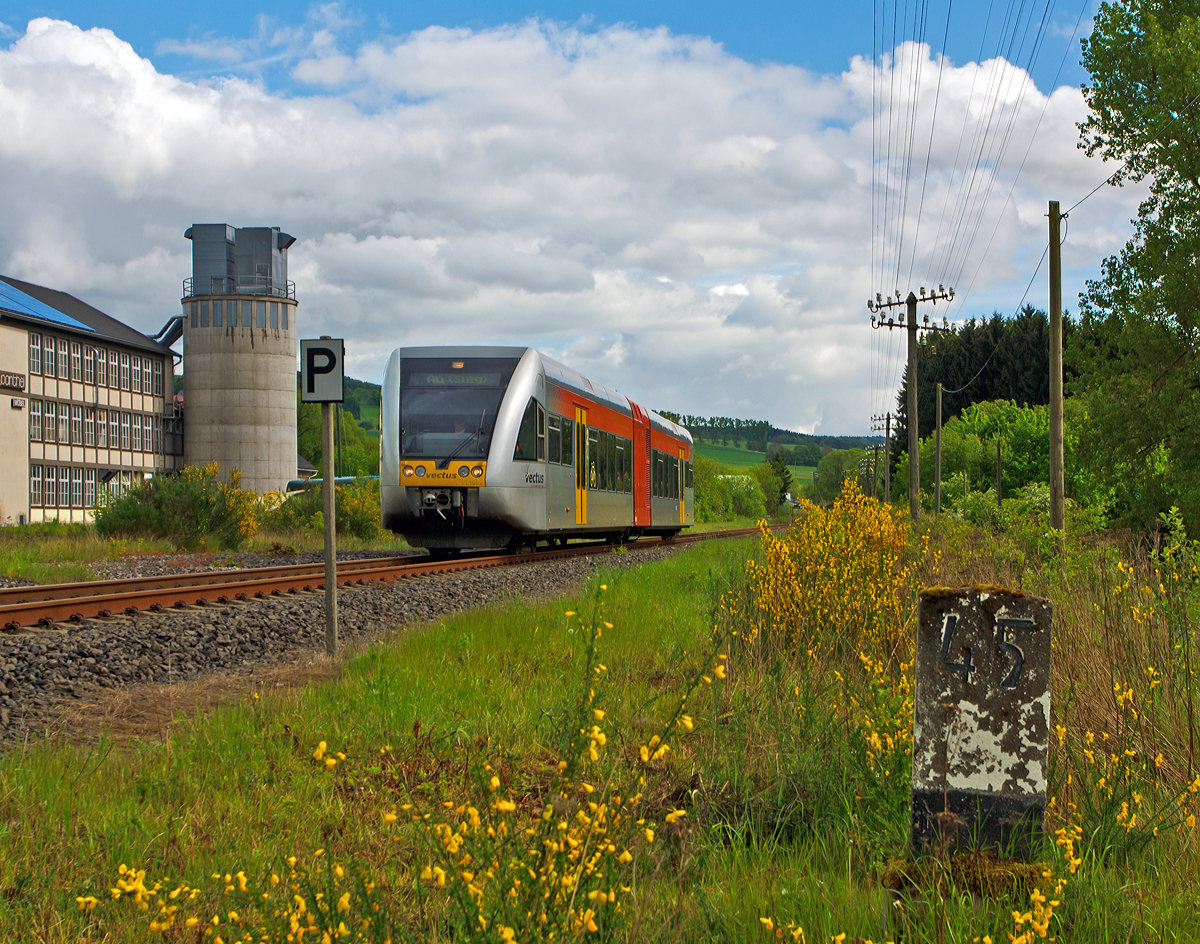 
Der VT 101 der vectus Verkehrsgesellschaft mbH, ein Stadler GTW 2/6, erreicht gleich (am 12.05.2014) den Bahnhof Unnau-Korb, an der Oberwesterwaldbahn (KBS 461) bei km 45,0. Er fährt als RB 28  Oberwesterwaldbahn   die Verbindung Westerburg - Hachenburg - Altenkirchen - Au/Sieg (Umlauf VEC 25758). 

Der GTW hat die NVR-Nummern 95 80 0946 401-6 D-HEB / 95 80 0646 401-9 D-HEB / 95 80 0946 901-5 D-HEB. Der Triebwagen wurde 1999 bei DWA, Bautzen (Deutsche Waggonbau AG, heute Bombardier Transportation) unter der Fabriknummer 508/001 für die Hessische Landesbahn (HLB) gebaut und als VT 508 001 geliefert. Er ist Eigentum HLB, sie hat ihn an die vectus vermietet. Er hat die EBA-Nummer EBA 97T03Q 001.
