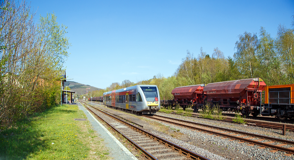 
Der VT 118 (95 80 0946 418-0 D-HEB / 95 80 0646 418-3 d-HEB / 95 80 0946 918-9 D-HEB) ein Stadler GTW 2/6 der Hellertalbahn fährt am 24.04.2015 als RB 96  Hellertal-Bahn  (Betzdorf-Herdorf-Haiger-Dillenburg) , Umlauf HTB90425, in den Bahnhof Herdorf ein. Recht (auf Gleis 4) wartet ein Übergabegüterzug der KSW auf die freie Strecke zwischen Herdorf und Betzdorf/Sieg.