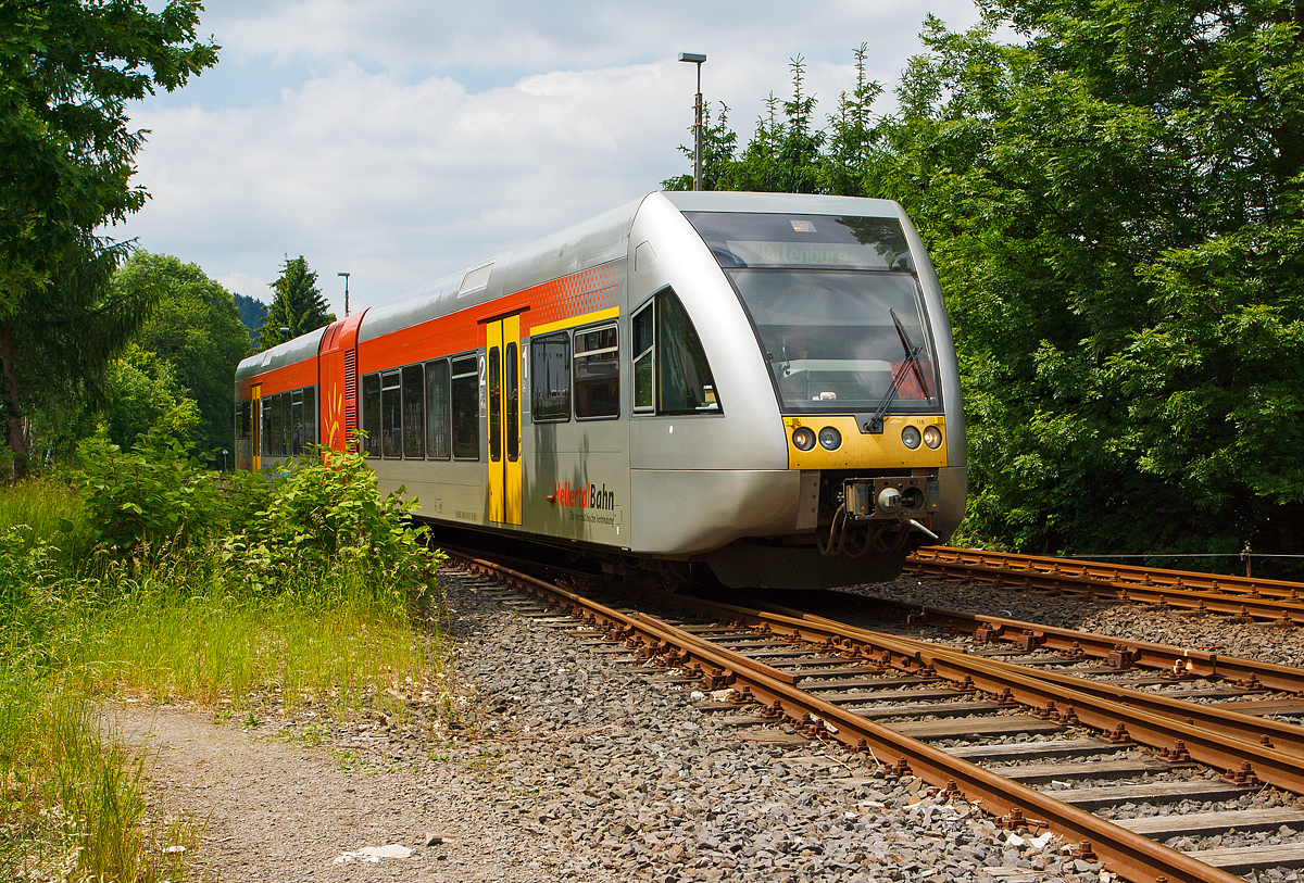 
Der VT 118 (95 80 0946 418-0 D-HEB / 95 80 0646 418-3 D-HEB / 95 80 0946 918-9 D-HEB) ein Stadler GTW 2/6 der Hellertalbahn fährt am 02.06.2012, als RB 96  HellertalBahn  (Betzdorf - Herdorf - Haiger - Dillenburg), in Bahnhof Herdorf ein.