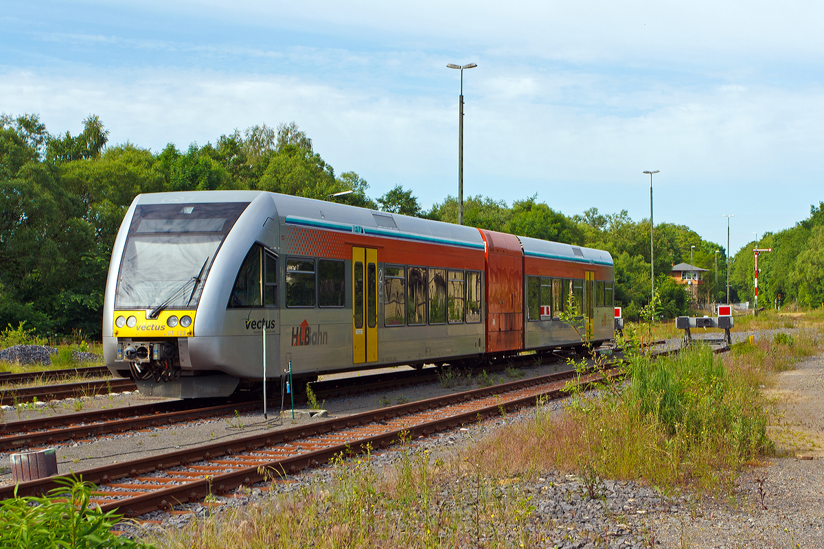 
Der VT 123 der vectus Verkehrsgesellschaft mbH (ein Stadler GTW 2/6), ex HLB VT 123 (526 123), ist am 05.06.2014 beim Bahnhof Altenkirchen abgestellt.

Der Stadler GTW 2/6 bestehend aus den NVR-Nummern 95 80 0946 423-0, 95 80 0646 423-3 und 95 80 0946 923-9 D-VCT, er wurde 2000 von DWA in Bautzen (Deutsche Waggonbau AG, heute Bombardier) unter der Fabriknummer 526/005 gebaut. 