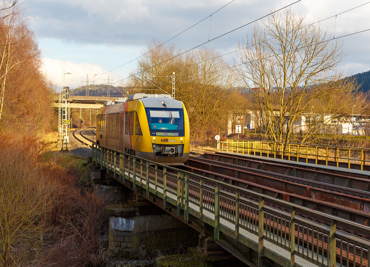 

Der VT 202  (95 80 0640 102-9 D-HEB)  ein Alstom Coradia LINT 27 der HLB (Hessische Landesbahn), ex Vectus VT 202, fährt am 17.01.2015 als RB 95  Sieg-Dill-Bahn   (Siegen - Au) in Eiserfeld über die Siegbrücke. 