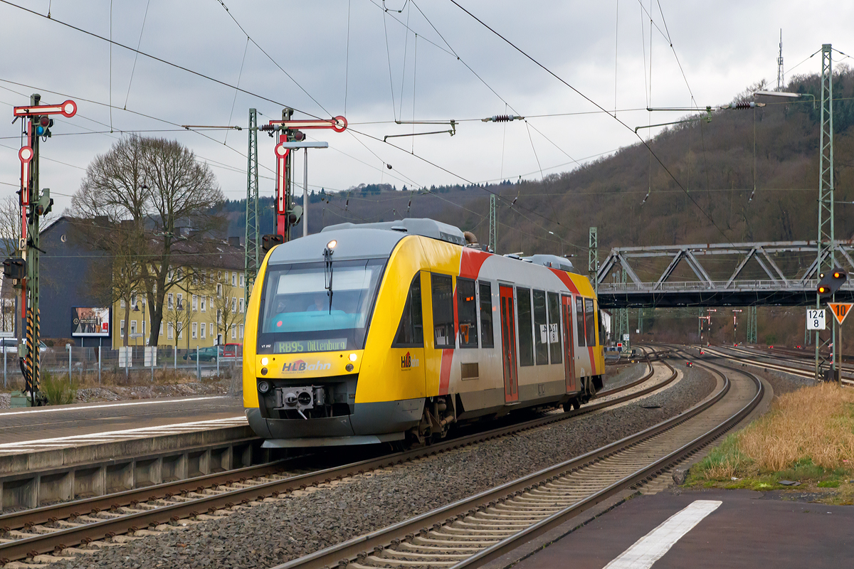 
Der VT 202 (95 80 0640 102-9 D-HEB) ein Alstom Coradia LINT 27 der (Hessische Landesbahn), ex Vectus VT 202, fährt am 27.03.2015 als RB 95  Sieg-Dill.Bahn  Au/Sieg - Siegen - Dillenburg in den Zielbahnhof Dillenburg ein. 

Der Triebwagen wurde 2004 Alstom (LHB) in Salzgitter unter der Fabriknummer 1187-002 für die vectus Verkehrsgesellschaft mbH gebaut, mit dem Fahrplanwechsel am 14.12.2014 wurden alle Fahrzeuge der vectus nun Eigentum der HLB.