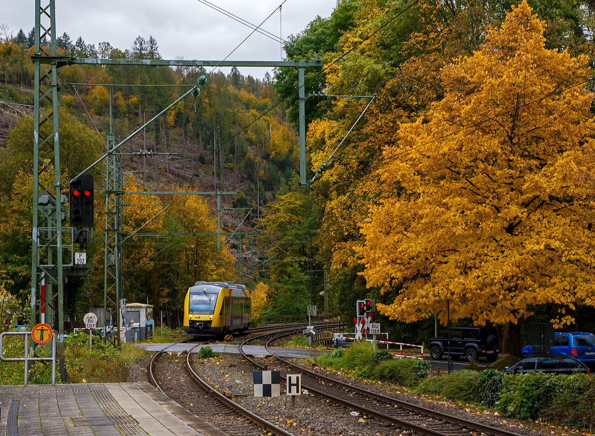 Der VT 202 Abp (95 80 0640 102-9 D-HEB) ein Alstom Coradia LINT 27 der (Hessische Landesbahn) erreicht am 22.10.2021, als RB 90  Westerwald-Sieg-Bahn  (Westerburg - Altenkirchen - Au/Sieg - Betzdorf - Siegen), den Bahnhof Kirchen (Sieg).