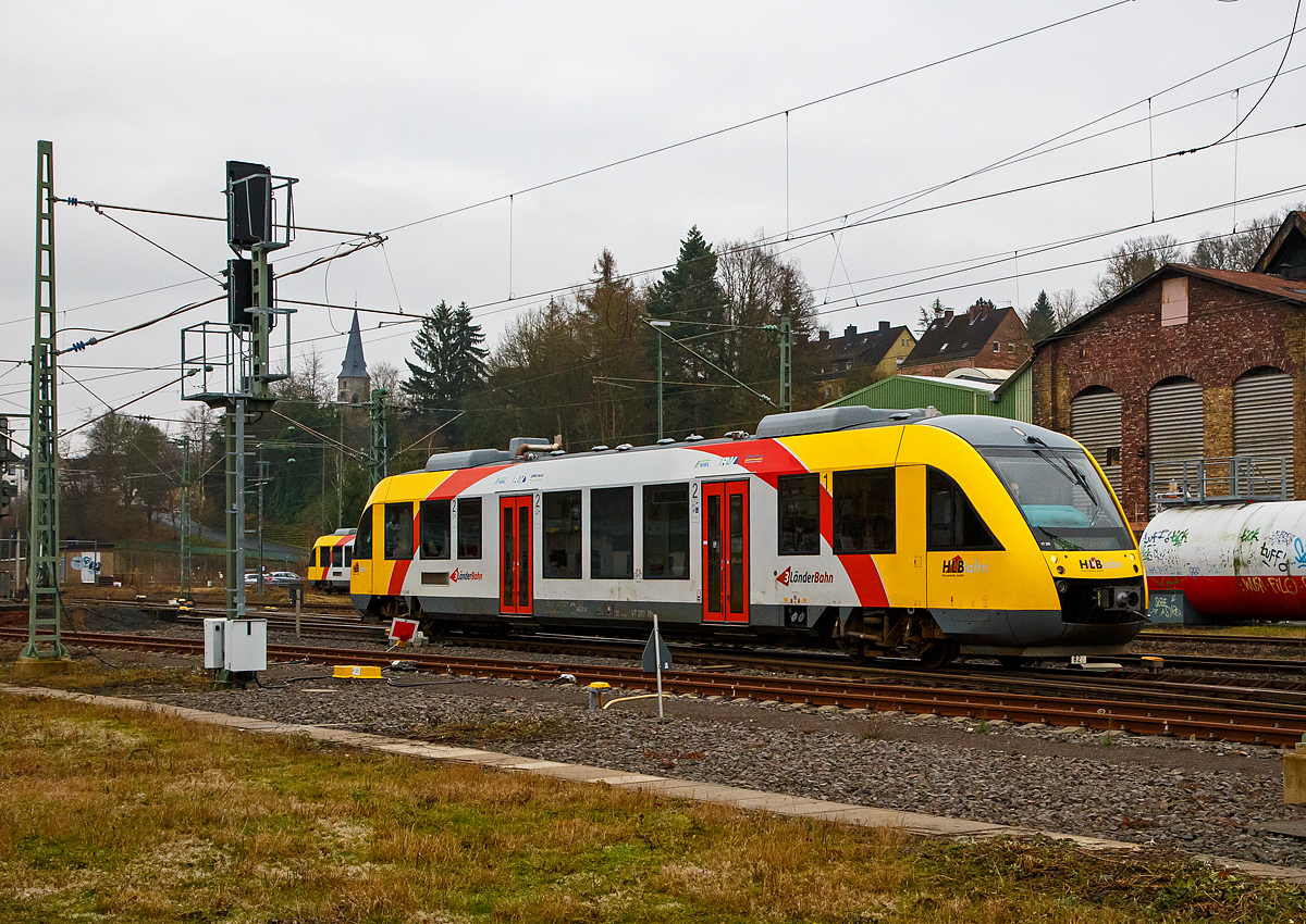 Der VT 203 ABp (95 80 0640 103-7 D-HEB), ein Alstom Coradia LINT 27 der HLB, ex vectus VT 203, verlässt am 14.12.2021, als RB 90 (Umlauf 61717)  Westerwald-Sieg-Bahn  (Betzdorf/Sieg – Au/Sieg - Altenkirchen) den Bahnhof Betzdorf/Sieg.

Der Alstom Coradia LINT 27 wurde 2004 von Alstom (vormals Linke-Hofmann-Busch GmbH (LHB) in Salzgitter unter der Fabriknummer 1187-003 gebaut und an die vectus Verkehrsgesellschaft mbH, mit dem Fahrplanwechsel am 14.12.2014 wurden alle Fahrzeuge der vectus nun Eigentum der HLB.
