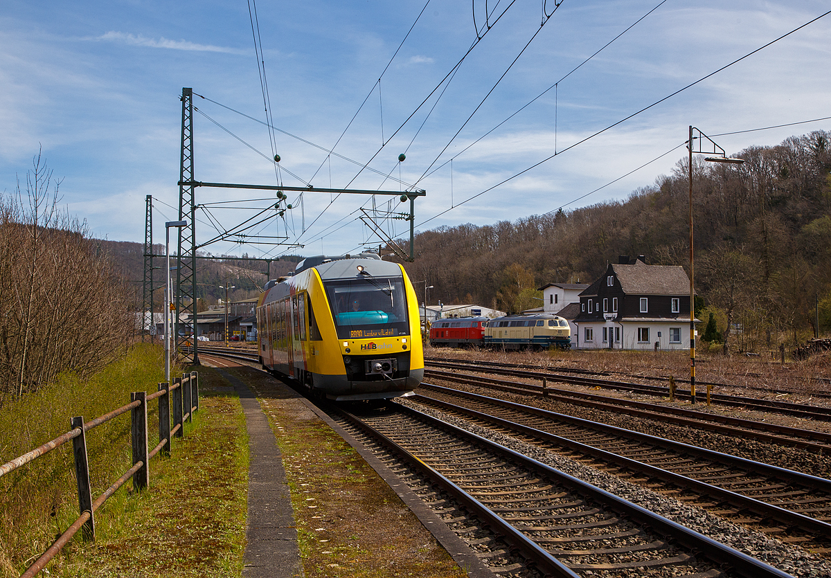 Der VT 205 Abp (95 80 0640 105-2 D-HEB), in Alstom Coradia LINT 27 der HLB (Hessische Landesbahn) erreicht am 12.04.2022, als RB 90  Westerwald-Sieg-Bahn  (Siegen - Betzdorf/Sieg - Au/Sieg - Altenkirchen – Westerburg – Limburg/Lahn), nun den Bf Scheuerfeld (Sieg).

Hinten beim Kleinbahnhof der WEBA (Westerwaldbahn) sind die 215 082-9 der Aggerbahn (Andreas Voll e.K., Wiehl), eigentlich 225 082-7 (92 80 1225 082-7 D-AVOLL) und dahinter 218 191-5 (92 80 1218 191-5 D-MZE) der MZE - Manuel Zimmermann Eisenbahndienstleistungen abgestellt.

Der LINT 27 wurde 2004 von Alstom (ex LHB) in Salzgitter-Watenstedt unter der Fabriknummer 1187-005 gebaut und als VT 205 an die vectus Verkehrsgesellschaft mbH geliefert. Mit dem Fahrplanwechsel zum Dezember 2014 wurden alle Fahrzeuge der vectus von der HLB übernommen.
