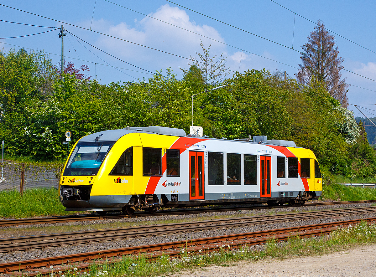 
Der VT 206 ABp (95 80 0640 106-0 D-HEB), ein Alstom Coradia LINT 27 der HLB (Hessische Landesbahn), erreicht am 01.05.2019, als RB 90   Westerwald-Sieg-Bahn  (Siegen - Au/Sieg - Altenkirchen - Westerburg), den Bahnhof Brachbach/Sieg.