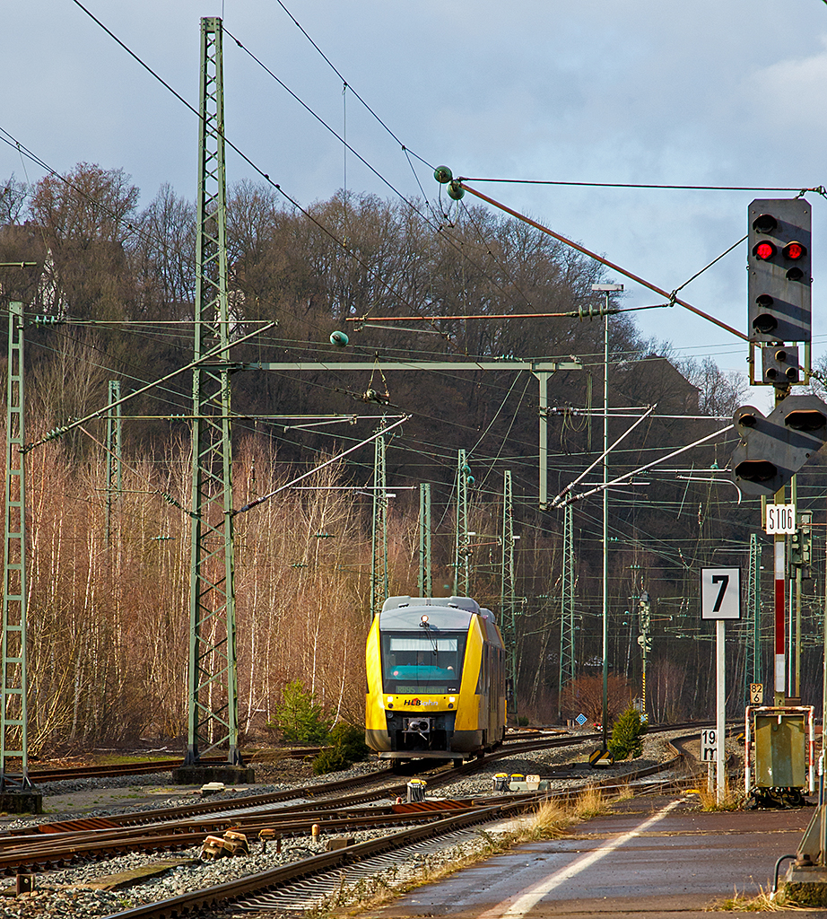
Der VT 209 (95 80 0640 109-4 D-HEB) ein  Alstom Coradia LINT 27 der HLB (Hessische Landesbahn),  ex VT 209 der Vectus, erreicht nun bald (31.01.2015), als RB 95  Sieg-Dill.Bahn  Au/Sieg - Siegen - Dillenburg, den Bahnhof Betzdorf/Sieg.
