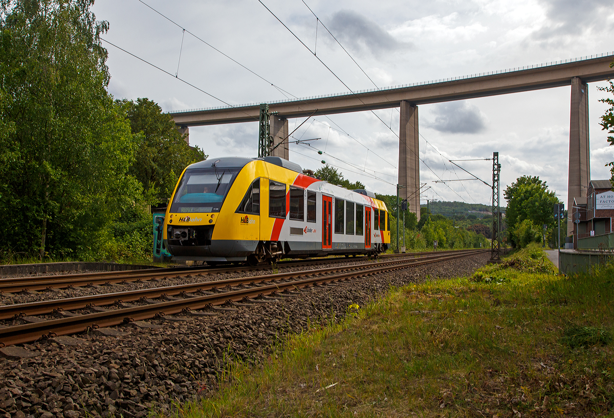 
Der VT 209 ABp (95 80 0640 109-4 D-HEB) ein Alstom Coradia LINT 27 der HLB (Hessische Landesbahn) hat am 23.05.2020 den Bahnhof Eiserfeld verlassen und fährt weiter in Richtung Siegen. Er fährt als als RB 93  Rothaarbahn  die Verbindung Betzdorf - Siegen - Kreuztal - Erndtebrück.  

Im Hintergrund die 105 m hohe Siegtalbrücke der A 45 (Sauerlandlinie). 