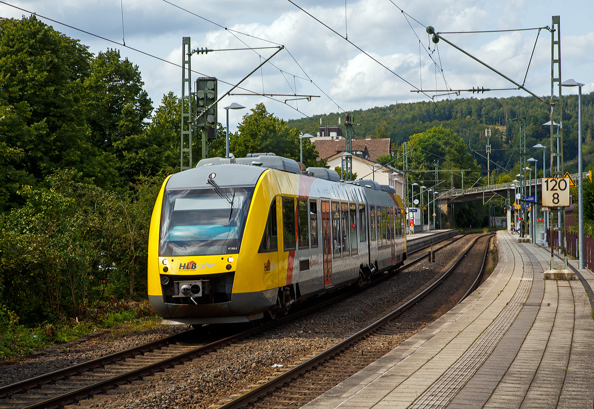 Der VT 252 (95 80 0648 152-6 D-HEB / 95 80 0648 652-5 D-HEB) ein Alstom Coradia LINT 41 der HLB (Hessische Landesbahn), ex Vectus VT 252, verlässt am 21.08.2021, als RB 90  Westerwald-Sieg-Bahn  (Siegen - Au/Sieg - Altenkirchen - Westerburg), den Bahnhof Kirchen an der Sieg und fäht weiter in Richtung Betzdorf. Nächter Halt ist der Bahnhof Betzdorf/Sieg.