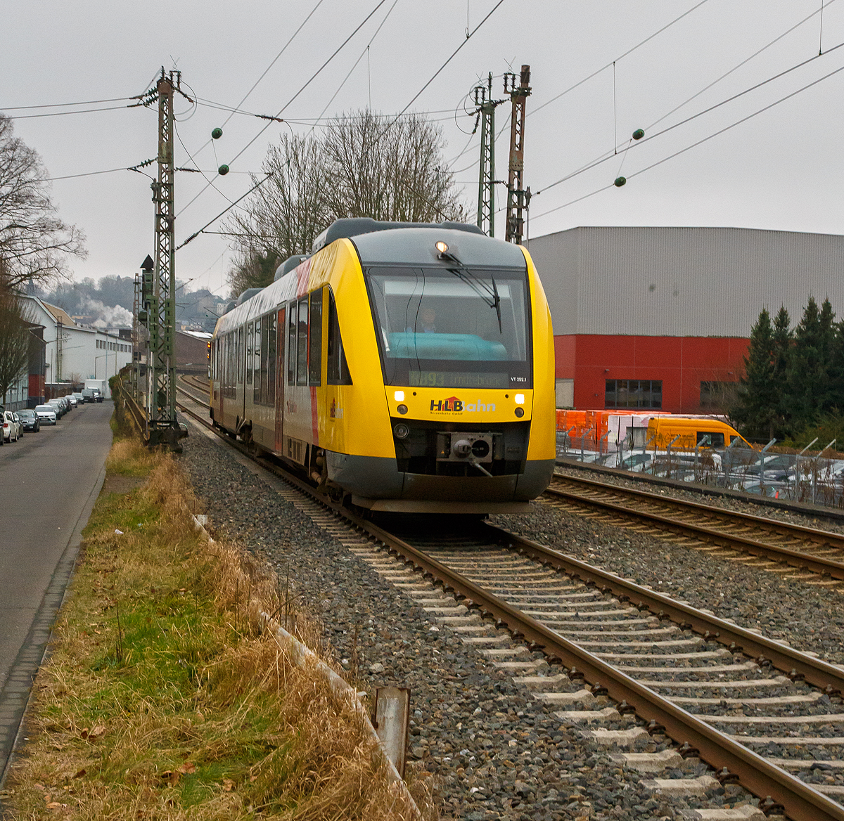 Der VT 252 (95 80 0648 152-6 D-HEB / 95 80 0648 652-5 D-HEB) ein Alstom Coradia LINT 41 der HLB (Hessische Landesbahn), ex Vectus VT 252, fährt am 25.01.2022 von Siegen in Richutung Kreuztal, hier erreicht er bald den Bahnhof Siegen-Weidenau. Er fährt als RB 93  Rothaarbahn  die Verbindung Betzdorf - Bad Berleburg.