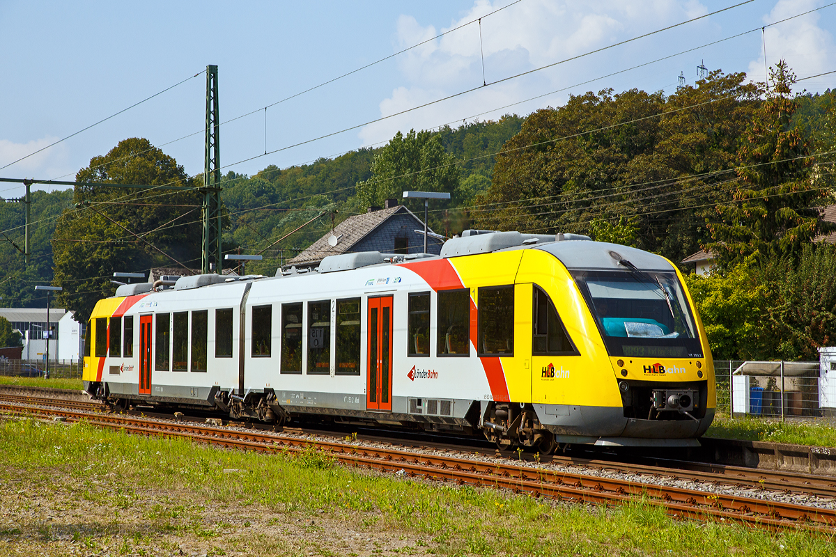 Der VT 253 (95 80 0648 153-4 D-HEB / 95 80 0648 653-3 D-HEB) ein Alstom Coradia LINT 41 der HLB (Hessische Landesbahn) verlässt am 25.08.2019, als RB 93  Rothaarbahn  (Betzdorf – Siegen – Kreuztal - Bad Berleburg), den Bahnhof Brachbach (Sieg).