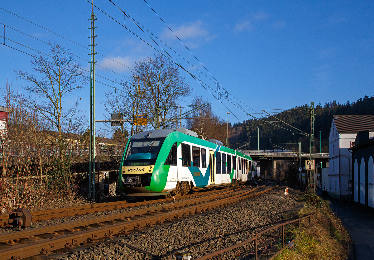 Der VT 254 (95 80 0648 154-2 D-HEB / 95 80 0648 654-1 D-HEB) ein Alstom Coradia LINT 41 der HLB (Hessische Landesbahn), ex Vectus VT 254, erreicht bald den Bahnhof Betzdorf/Sieg. 

Er fhrt als RB 90  Westerwald-Sieg-Bahn   (Umlauf HLB61615) die Verbindung Siegen - Betzdorf/Sieg - Au/Sieg - Altenkirchen - Westerburg. Mit dem Fahrplanwechsel zum 13.12.2015 ist diese neu, aus RB 90  Oberwesterwaldbahn  wurde nun die  Westerwald-Sieg-Bahn  , das heit die Verbindung wurde nun durchgngig. Teilweise von Limburg an der Lahn bis Kreuztal.
