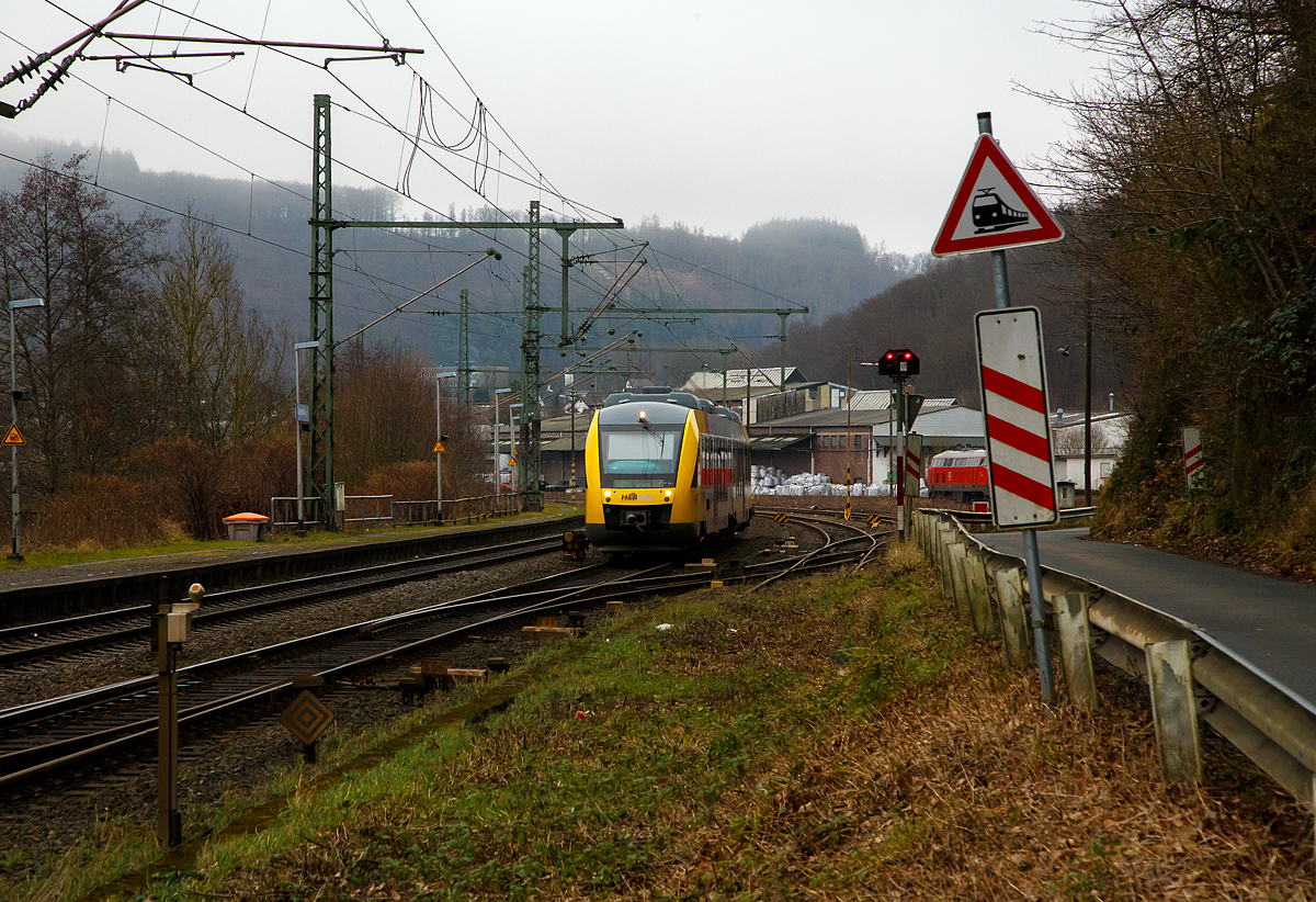Der VT 254 (95 80 0648 154-2 D-HEB / 95 80 0648 654-1 D-HEB) ein Alstom Coradia LINT 41 der HLB (Hessische Landesbahn), ex Vectus VT 254, verlsst am 15.01.2022, als RB 90  Westerwald-Sieg-Bahn  Altenkirchen – Au – Betzdorf – Siegen Hbf, Scheuerfeld (Sieg) und fhrt weiter in Richtung Betzdorf (Sieg).

Einen lieben Gru an den Tf zurck, der fr mich die Lichter kurz gendert hatte. 

Der Triebwagen befhrt die zweigleisige Siegstrecke. An der Weiche vor dem VT ist der Abzweig zum Kleinbahnhof und Rbf der Westerwaldbahn des Kreises Altenkirchen GmbH (WEBA). So sind die Gleisanlagen rechts vom VT der WEBA. Am Kleinbahnhof beginnt auch die Bahnstrecke Scheuerfeld–Bindweide-(Emmerzhausen). 

Neben Gterverkehr auf der Stammstrecke (Scheuerfeld (Sieg) – Bindweide – Oberdreisbach) fhrte die Westerwaldbahn auch Gterverkehr auf der Siegstrecke oder der Dillstrecke durch. Die Abwicklung der Gterabfertigung sowie der Fahrten erfolgte im Auftrag der DB Cargo. Im Juni 2017 beschloss der Kreistag Altenkirchen die Einstellung des Gterverkehrs durch die kreiseigene Westerwaldbahn. 

So fhrt die Westerwaldbahn GmbH heute nur noch Schienenpersonennahverkehr auf der Linie RB 97 Betzdorf (Sieg) – Daaden (Daadetalbahn), mit zwei Stadler GTW 2/6 die von der Hellertalbahn GmbH bernommen wurden. 