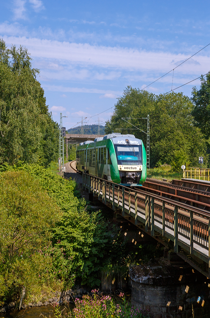 
Der VT 255 (95 80 0648 155-9 D-HEB / 95 80 0648 655-8 D-HEB) ein Alstom Coradia LINT 41 der HLB (Hessische Landesbahn), ex VT 255 der vectus (noch in vetus Farbgebung) , fährt am 23.08.2015, als RB 95  Sieg-Dill.Bahn  Dillenburg - Siegen - Au/Sieg, in Siegen-Eiserfeld über die Siegbrücke und erreicht gleich den Bf Eiserfeld.

Der Alstom Coradia LINT 41 wurde 2004 von Alstom (LHB) in Salzgitter unter der Fabriknummer 1188-005 für die vectus Verkehrsgesellschaft mbH gebaut, mit dem Fahrplanwechsel am 14.12.2014 wurden alle Fahrzeuge der vectus nun Eigentum der HLB 