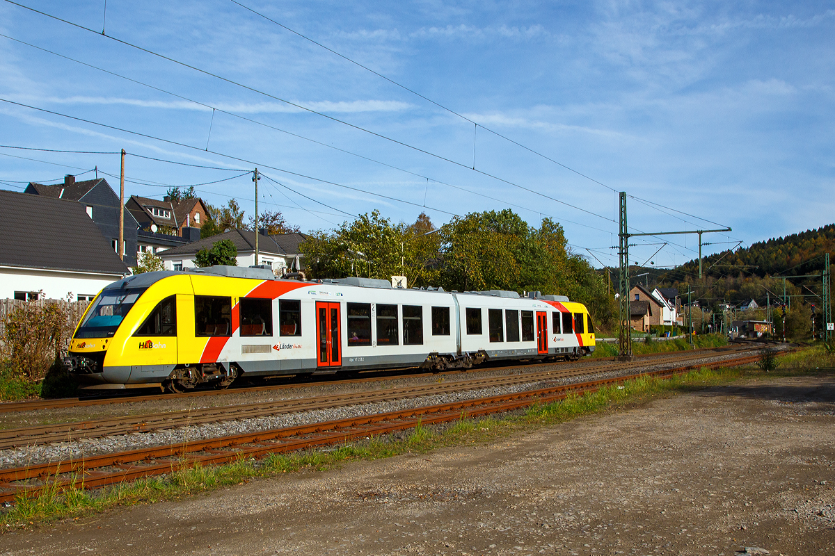 
Der VT 259 (95 80 0648 159-1 D-HEB / 95 80 0648 659-0 D-HEB) ein Alstom Coradia LINT 41 der HLB (Hessische Landesbahn), erreicht am 26.10.2019 den Bahnhof Brachbach (Sieg). Er fährt als RB 93  Rothaarbahn  die Verbindung Bad Berleburg - Kreuztal - Siegen - Betzdorf.