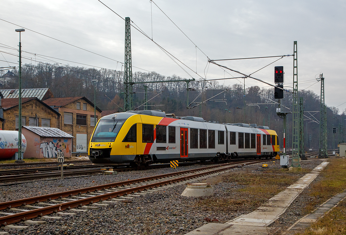 Der VT 261 (95 80 0648 161-7 D-HEB / 95 80 0648 661-6 D-HEB) ein Alstom Coradia LINT 41 der HLB (Hessische Landesbahn), fhrt am 23.12.2021 in Betzdorf (Sieg) aus der Abstellgruppe in den Bahnhof und wird dort als RB 93  Rothaarbahn  nach Erndtebrck bereit gestellt. Wegen Baumanahmen knnen die Triebwagen nicht bis Bad Berleburg durchfahren, sondern enden in Erndtebrck.  