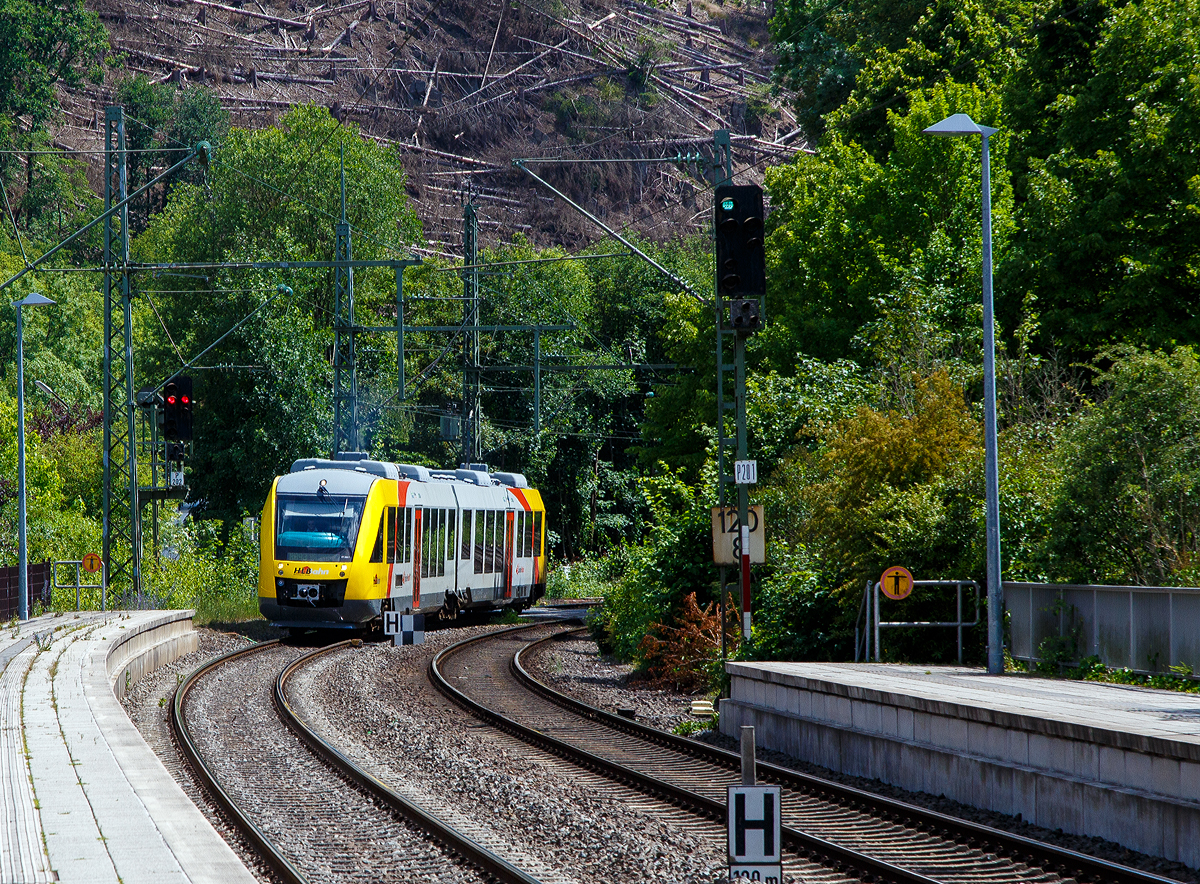 Der VT 265 (95 80 0648 165-8 D-HEB /95 80 0648 665-7 D-HEB) ein Alstom Coradia LINT 41 der HLB (Hessische Landesbahn), ex Vectus VT 265, erreicht am 12.06.2021, als RB 93  Rothaarbahn  (Betzdorf - Siegen - Kreuztal - Bad Berleburg), den Bahnhof Kirchen (Sieg).
