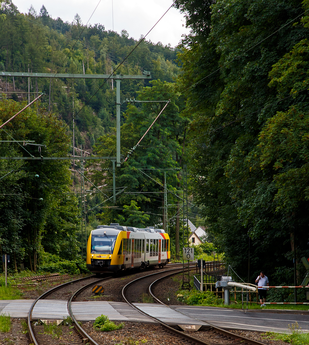 Der VT 266 (95 80 0648 166-6 D-HEB / 95 80 0648 656-6 D-HEB) ein Alstom Coradia LINT 41 der HLB (Hessische Landesbahn), ex Vectus VT 266, erreicht am 21.08.2021, als RB 93  Rothaarbahn  (Betzdorf - Siegen - Kreuztal - Bad Berleburg), dem Bahnhof Kirchen (Sieg). 