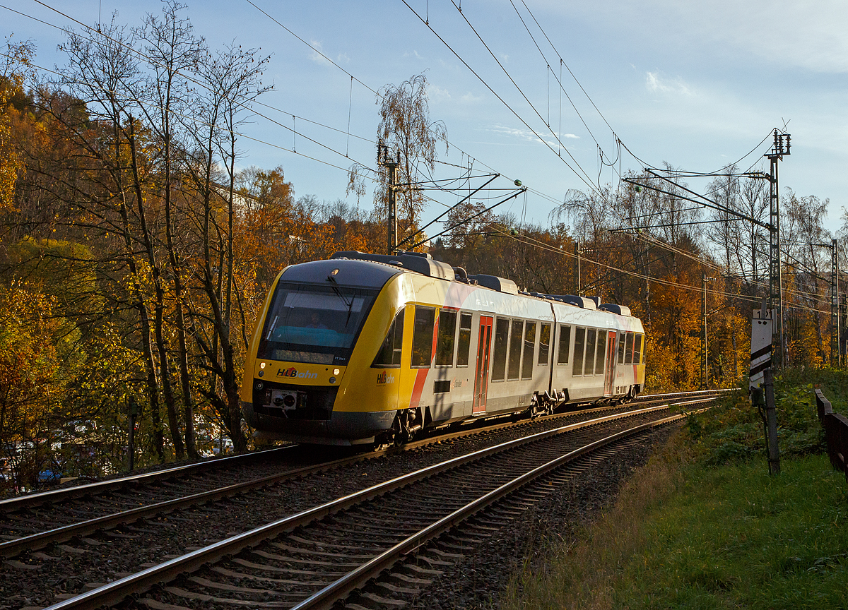 Der VT 266 (95 80 0648 166-6 D-HEB / 95 80 0648 656-6 D-HEB) ein Alstom Coradia LINT 41 der HLB (Hessische Landesbahn), ex Vectus VT 266, erreicht am 06.11.2021, als RB 93  Rothaarbahn  (Betzdorf - Siegen - Kreuztal - Bad Berleburg), bald dem Bahnhof Kirchen (Sieg).