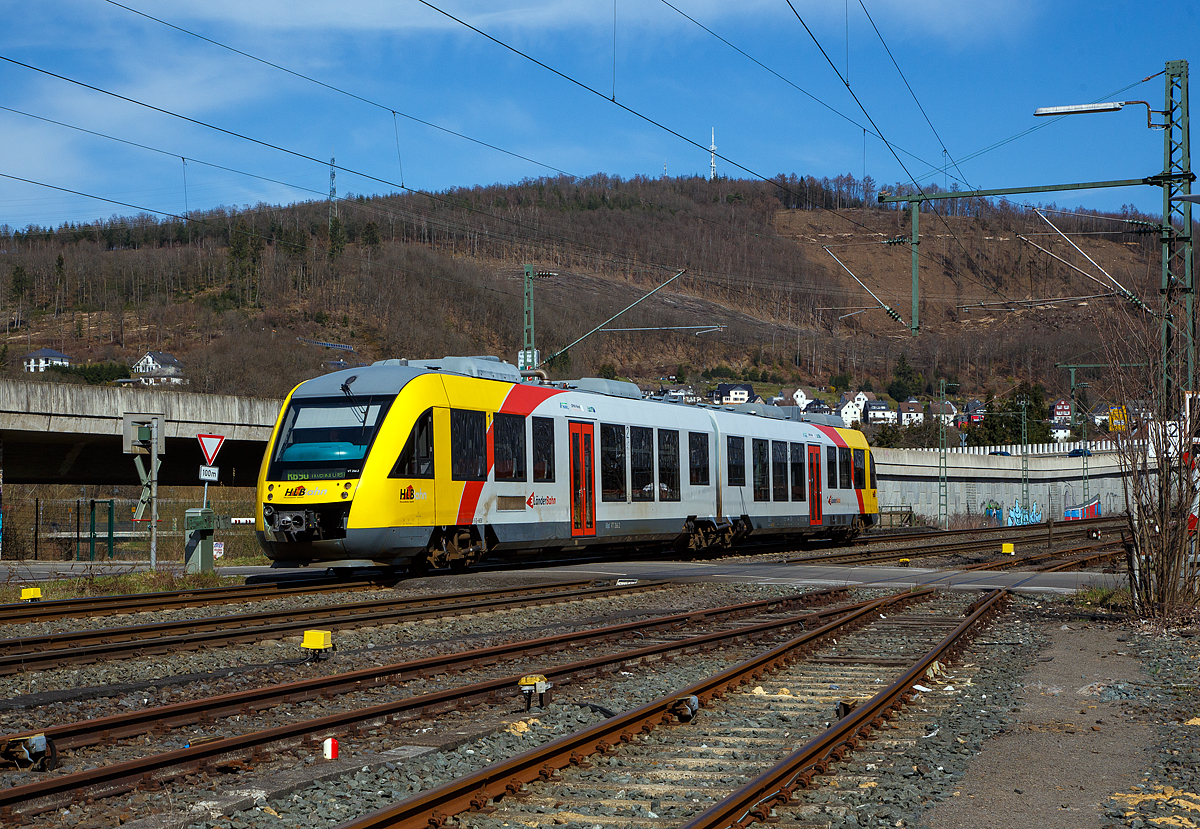 Der VT 266 (95 80 0648 166-6 D-HEB / 95 80 0648 656-6 D-HEB) ein Alstom Coradia LINT 41 der HLB (Hessische Landesbahn), ex Vectus VT 266, erreicht am 29.03.2021, als RB 90  Westerwald-Sieg-Bahn  (Siegen – Betzdorf - Au/Sieg- Altenkirchen), bald den Bf. Niederschelden.