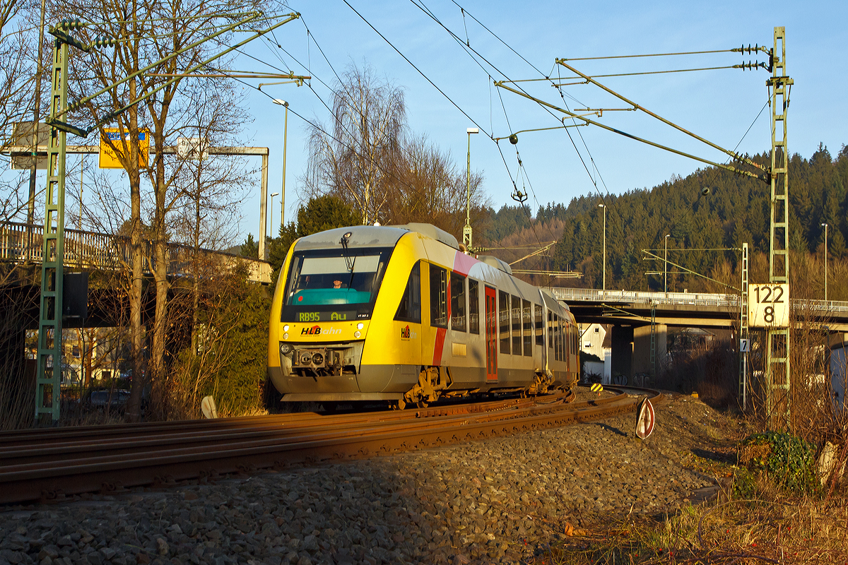 
Der VT 267 (  95 80 0648 167-4 D-VCT / 95 80 0648 667-3 D-VCT) ein Alstom Coradia LINT 41 der HLB Hessenbahn GmbH fhrt am 01.01.2015 als RB 95  Sieg-Dill.Bahn   Siegen - Au/Sieg gleich in den Bahnhof Betzdorf/Sieg ein.

Der Alstom Coradia LINT 41 wurde 2004 von Alstom (LHB) in Salzgitter unter der Fabriknummer 1188-017 fr die vectus Verkehrsgesellschaft mbH gebaut, mit dem Fahrplanwechsel am 14.12.2014 wurden alle Fahrzeuge der vectus nun zum Eigentum der HLB, die Hessische Landesbahn hatte 74,9% der Gesellschaftsanteile. Wie diesser tragen z.Z. die Dieseltriebzge noch die Bezeichnung und NVR-Nummer der vectus. 