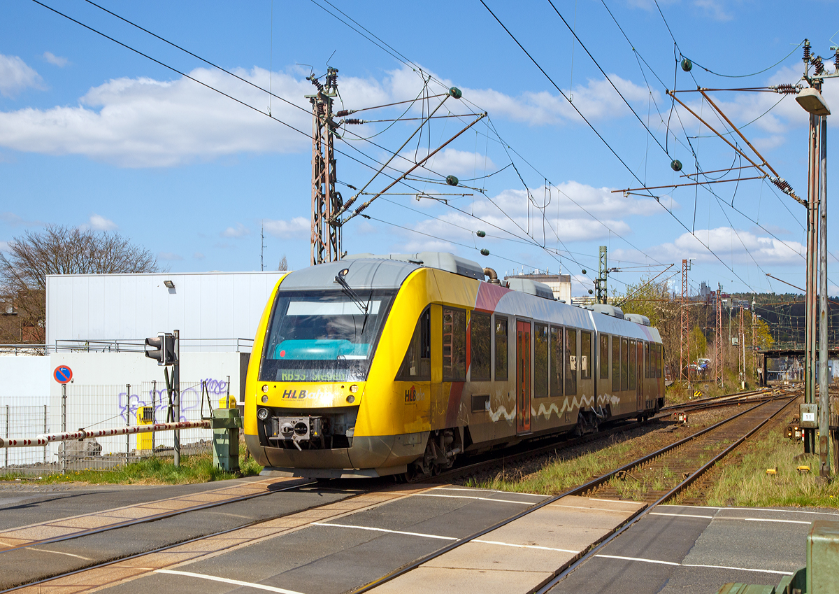 
Der VT 267 (95 80 0648 167-4 D-HEB / 95 80 0648 667-3 D-HEB) ein Alstom Coradia LINT 41 der HLB (Hessische Landesbahn), ex Vectus VT 267, am 18.04.2015 als RB 93 Rothaarbahn (Bad Berleburg - Kreuztal - Siegen Hbf, hier passiert er gerade den Bü km 104,2 in Siegen-Weidenau (früher Hüttental-Weidenau), nächste Station ist die Endstation Siegen Hbf. 