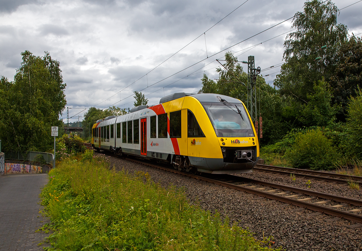 Der VT 267  (95 80 0648 167-4 D-HEB / 95 80 0648 667-3 D-HEB) ein Alstom Coradia LINT 41 der HLB (Hessische Landesbahn), ex Vectus VT 267, erreicht am 31.07.2021, als RB 93  Rothaarbahn  (Bad Berleburg - Kreuztal - Siegen Hbf - Betzdorf/Sieg), bald den Bahnhof Siegen-Eiserfeld.