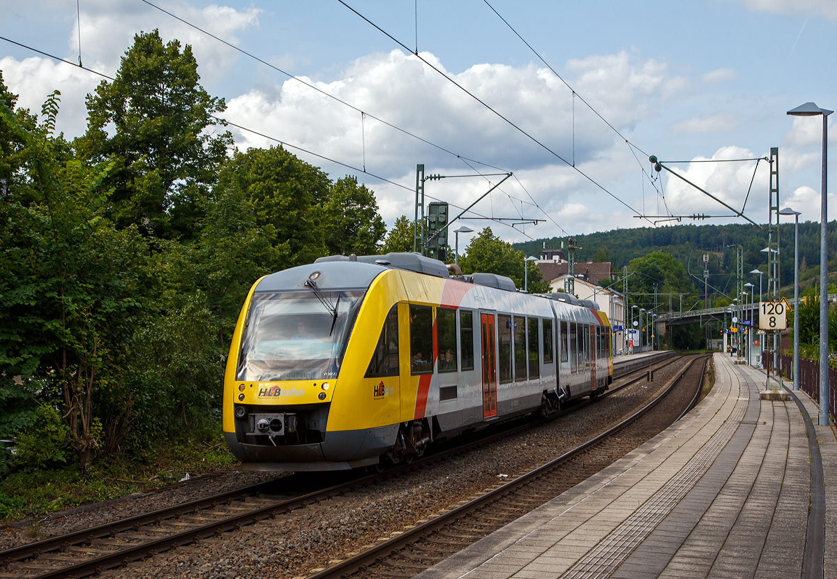 Der VT 267 (95 80 0648 167-4 D-HEB / 95 80 0648 667-3 D-HEB) ein Alstom Coradia LINT 41 der HLB (Hessische Landesbahn), ex Vectus VT 267, verlsst am 21.08.2021, als RB 93 Rothaarbahn (Bad Berleburg - Kreuztal - Siegen Hbf - Betzdorf), den Bahnhof Kirchen an der Sieg und fhrt weiter nach Betzdorf/Sieg. Nchster Halt ist der Zielbahnhof Betzdorf/Sieg.