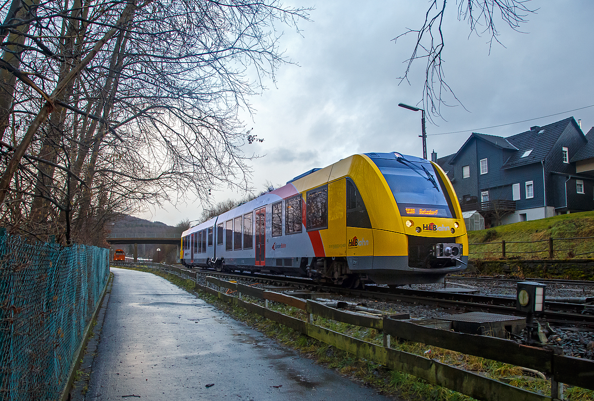 Der VT 503 (95 80 1648 103-7 D-HEB / 95 80 1648 603-6 D-HEB) der HLB (Hessische Landesbahn GmbH), ein Alstom Coradia LINT 41 der neuen Generation, erreicht am 29.01.2021, als RB 96  Hellertalbahn , bald den Bahnhof Herdorf. 

Einen lieben Gruß an den netten Tf zurück.