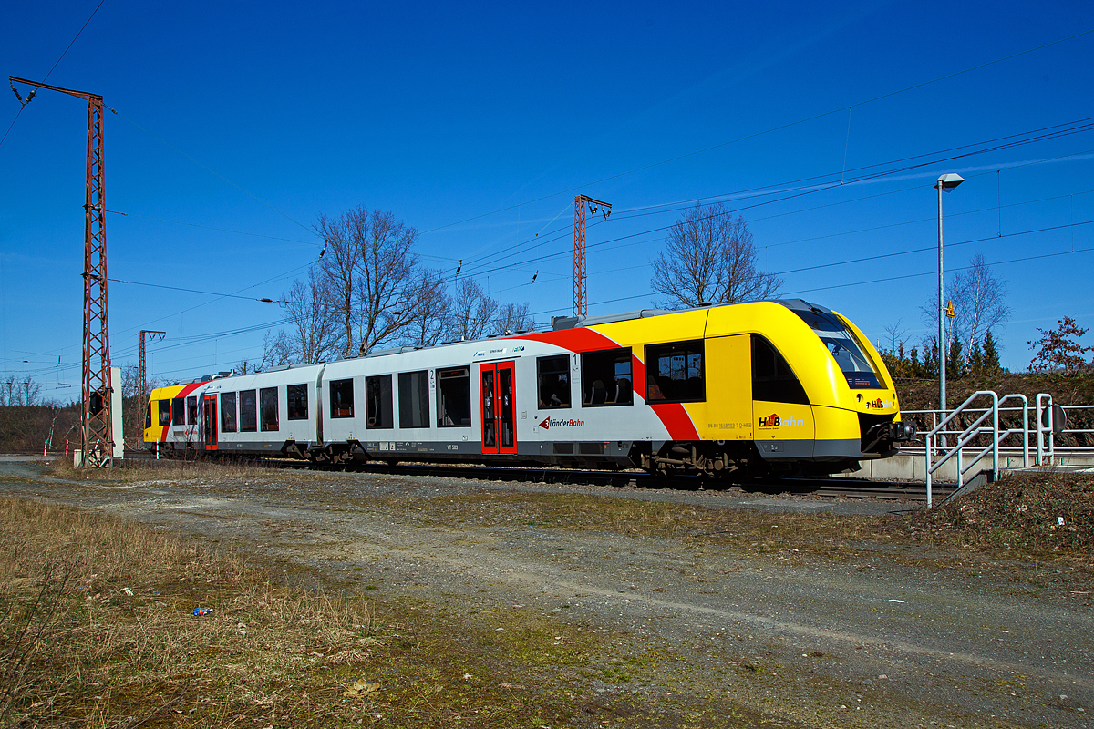 Der VT 503 (95 80 1648 103-7 D-HEB / 95 80 1648 603-6 D-HEB) der HLB (Hessische Landesbahn GmbH), ein Alstom Coradia LINT 41 der neuen Generation, erreicht am 30.03.2021, als RB 95  Sieg-Dill-Bahn  (Siegen – Dillenburg), den Hp Rudersdorf (Kr. Siegen).