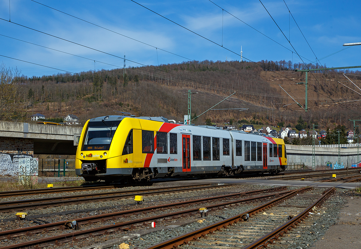 Der VT 503 (95 80 1648 103-7 D-HEB / 95 80 1648 603-6 D-HEB) der HLB (Hessische Landesbahn GmbH), ein Alstom Coradia LINT 41 der neuen Generation, erreicht als RB93  Rothaarbahn  (Bad Berleburg - Kreuztal - Siegen - Betzdorf) am 29.03.2021 den Bf. Niederschelden.
