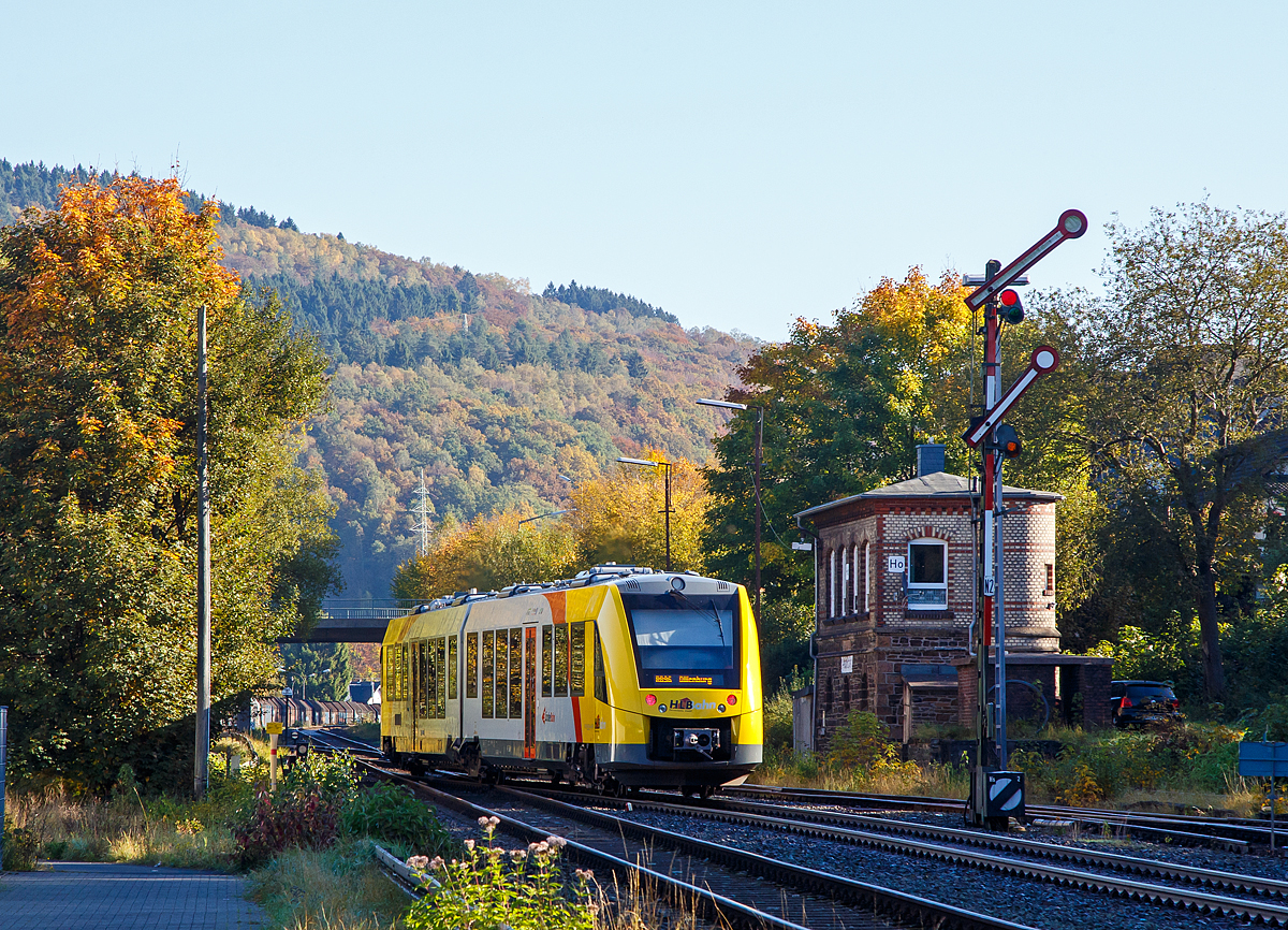 
Der VT 504 (95 80 1648 104-5 D-HEB / 95 80 1648 604-4 D-HEB) ein Alstom Coradia LINT 41 der neuen Generation / neue Kopfform der HLB (Hessische Landesbahn GmbH), hat am 15.10.2017, als RB 96  Hellertalbahn  (Betzdorf - Herdorf - Neunkirchen - Haiger - Dillenburg), den Bahnhof Herdorf verlassen, hat Hp 2 (Langsamfahrt) und passiert gleich das zweite Herdorfer Stellwerk (Herdorf Ost - Ho).