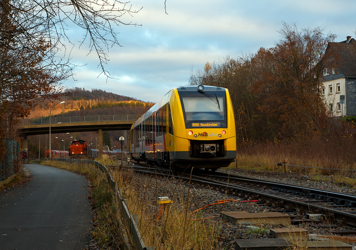 Der VT 504 (95 80 1648 104-5 D-HEB / 95 80 1648 604-4 D-HEB) ein Alstom Coradia LINT 41 der neuen Generation der HLB (Hessische Landesbahn GmbH) verlässt am 24.11.2021, als RB 96  Hellertalbahn“ (Betzdorf – Herdorf – Neunkirchen) in den Bahnhof Herdorf.

Einen lieben Gruß an den netten Triebfahrzeug zurück.
