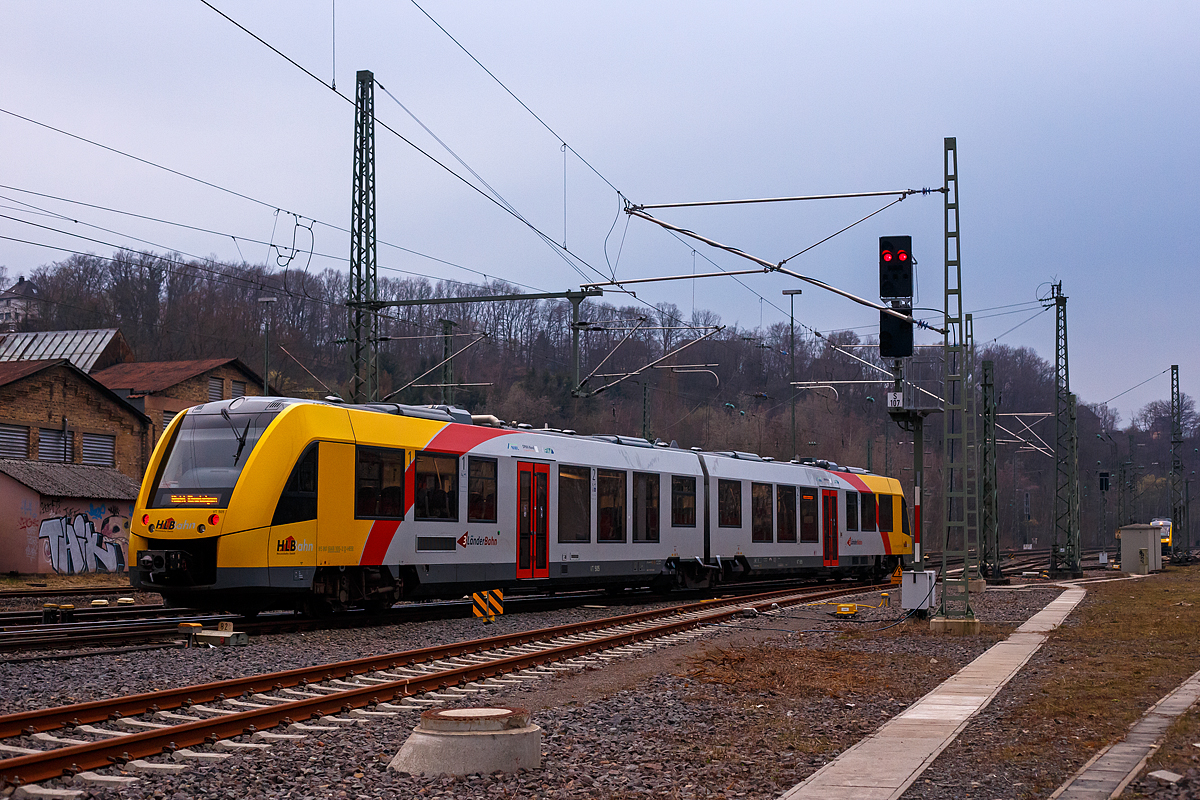 Der VT 505 (95 80 1648 105-2 D-HEB / 95 80 1648 605-1 D-HEB), ein Alstom Coradia LINT 41 der neuen Generation / neue Kopfform, der HLB (Hessische Landesbahn GmbH) hatte am 25.03.2021, als RB 93  Rothaarbahn  (Bad Berleburg - Kreuztal – Siegen - Betzdorf), den Zielbahnhof Betzdorf (Sieg) erreicht und nun fährt er in die Abstellgruppe