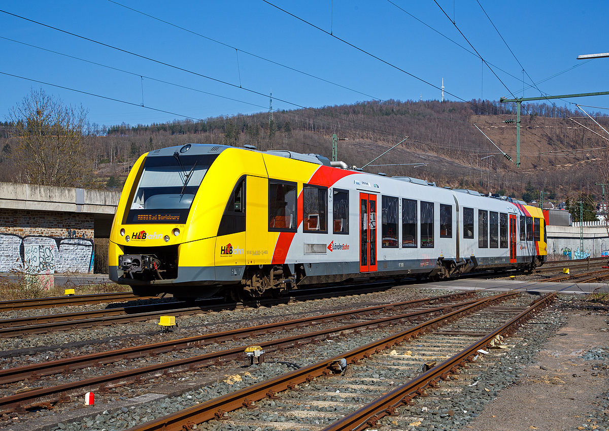 Der VT 505 (95 80 1648 105-2 D-HEB / 95 80 1648 605-1 D-HEB), ein Alstom Coradia LINT 41 der neuen Generation / neue Kopfform, der HLB (Hessische Landesbahn GmbH) fährt am 24.03.2021, RB 93  Rothaarbahn  (Betzdorf - Siegen - Kreuztal - Bad Berleburg), von Niederschelden weiter in Richtung Siegen, nächster Halt Niederschelden Nord. Hier passiert er gerade den Bü 343 (Km 112,183).