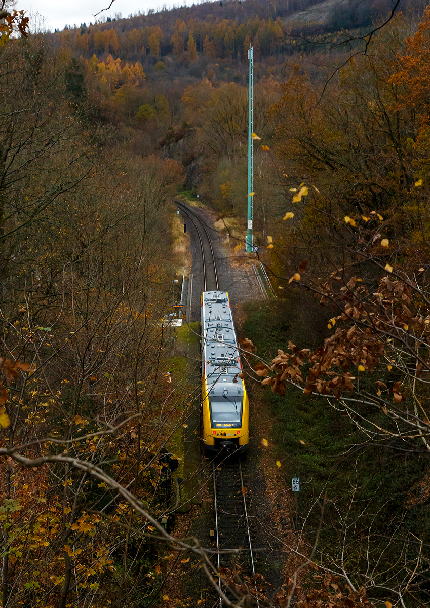 Der VT 505 (95 80 1648 105-2 D-HEB / 95 80 1648 605-1 D-HEB) ein Alstom Coradia LINT 41 der neuen Generation der HLB (Hessische Landesbahn GmbH) hat am 14.11.2021 den Herdorfer Tunnel (137 m lang) verlassen und durchfhrt den Bedarfs-Haltepunkt Herdorf-Knigsstollen erreicht nun den Bedarfs-Haltepunkt Herdorf-Knigsstollen in Richtung Betzdorf (Sieg). .Er fhrt als RB 96  Hellertalbahn  die Verbindung Neunkirchen - Herdorf - Betzdorf.
