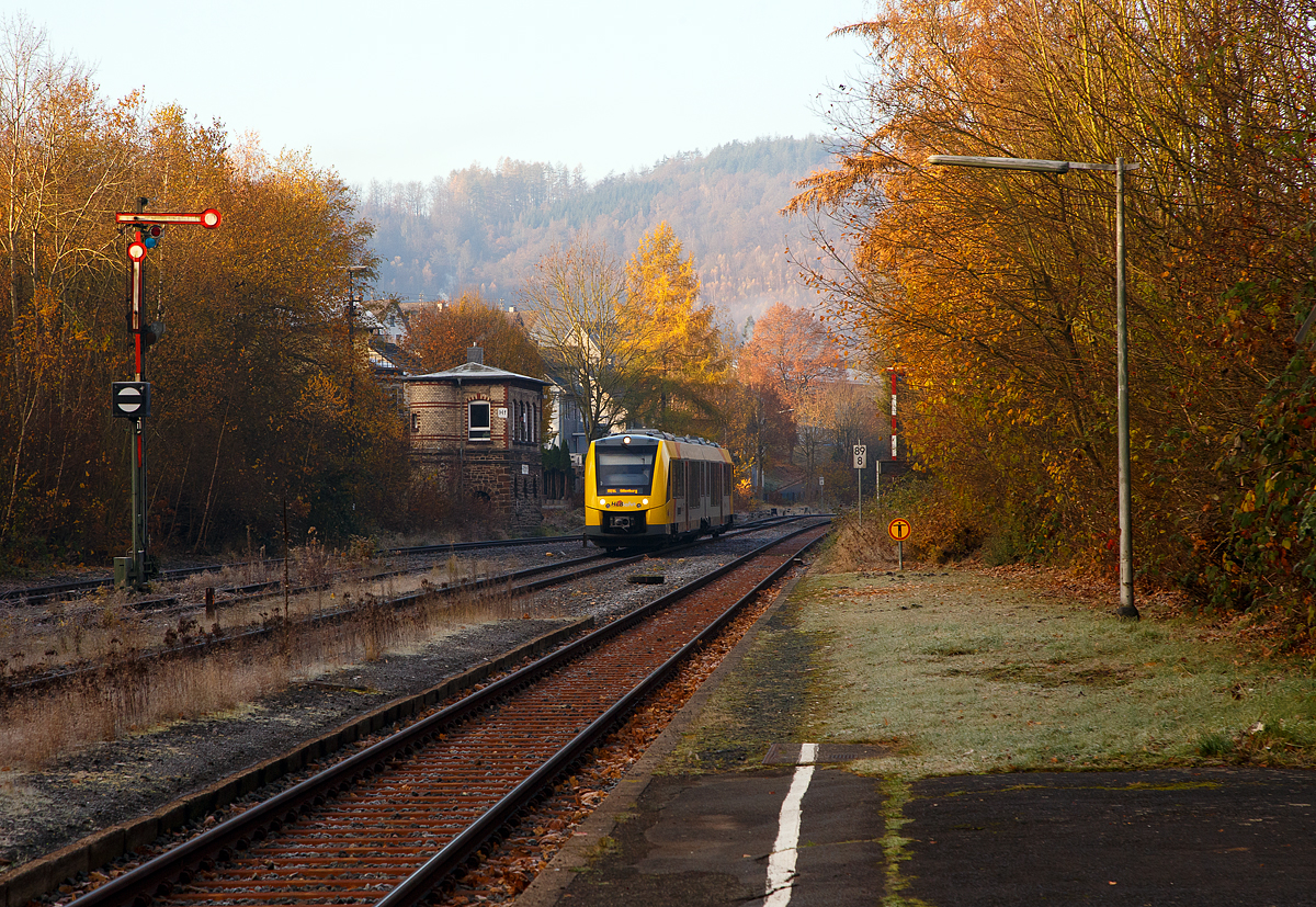 Der VT 505 (95 80 1648 105-2 D-HEB / 95 80 1648 605-1 D-HEB) der HLB (Hessische Landesbahn GmbH), ein Alstom Coradia LINT 41 der neuen Generation, fhrt am 12.11.2021, als RB 96  Hellertalbahn  (Betzdorf - Herdorf - Neunkirchen - Haiger - Dillenburg), in den Bahnhof Herdorf ein.