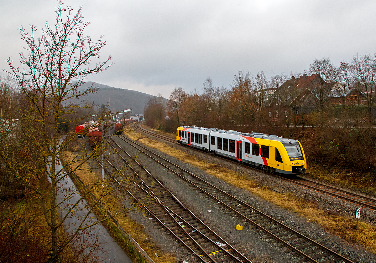 Der VT 505 (95 80 1648 105-2 D-HEB / 95 80 1648 605-1 D-HEB), ein Alstom Coradia LINT 41 der neuen Generation, der HLB (Hessische Landesbahn GmbH) erreicht am 16.12.2021, als RB 96  Hellertalbahn  (Neunkirchen - Herdorf - Betzdorf), Umlauf 61778, bald den Bahnhof Herdorf.