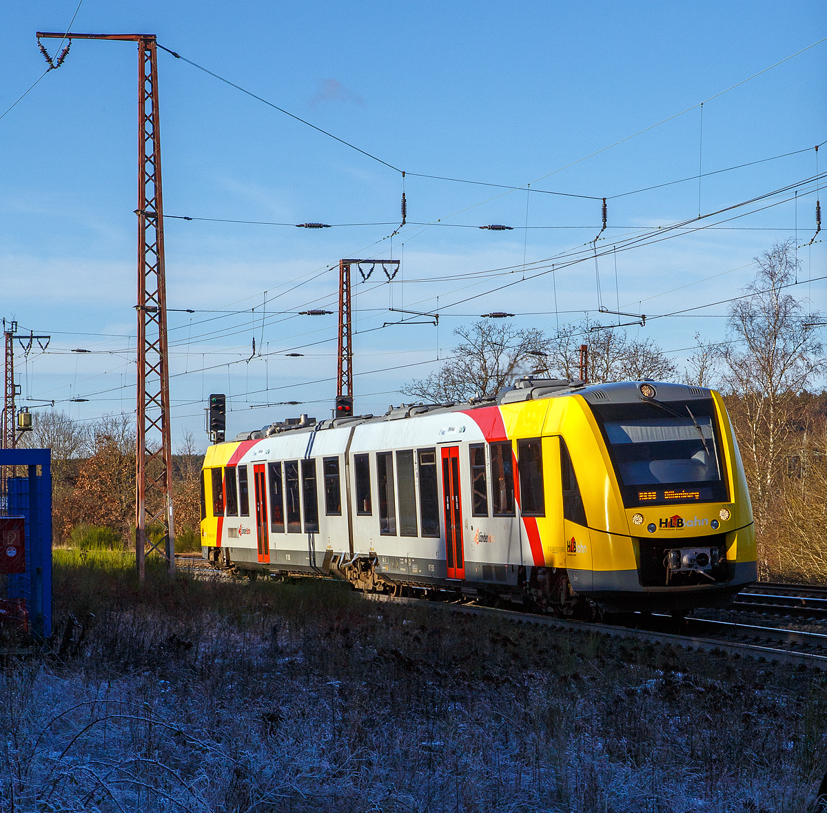 Der VT 505 (95 80 1648 105-2 D-HEB / 95 80 1648 605-1 D-HEB) der HLB (Hessische Landesbahn GmbH), ein Alstom Coradia LINT 41 der neuen Generation, erreicht am 11.01.2022, als RB 95  Sieg-Dill-Bahn  (Siegen – Dillenburg), den Hp Rudersdorf (Kr. Siegen).