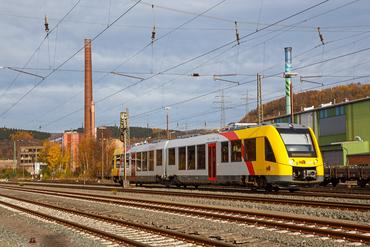 
Der VT 506 (95 80 1648 106-0 D-HEB / 95 80 1648 606-9 D-HEB), ein nagelneuer Alstom Coradia LINT 41 der HLB (Hessische Landesbahn GmbH), fährt am 08.11.2015 als RB 93  Rothaarbahn  (Siegen - Kreuztal - Bad Berleburg), hier erreicht er bald den Bahnhof Siegen-Geisweid. 

Der LINT 41 wurde im Juni 2015 von ALSTOM LHB (Salzgitter) unter der Fabriknummer D041418-006 gebaut und an die HLB für den Standort Siegen ausgeliefert. Abnahmetag war der 14.07.2015. 