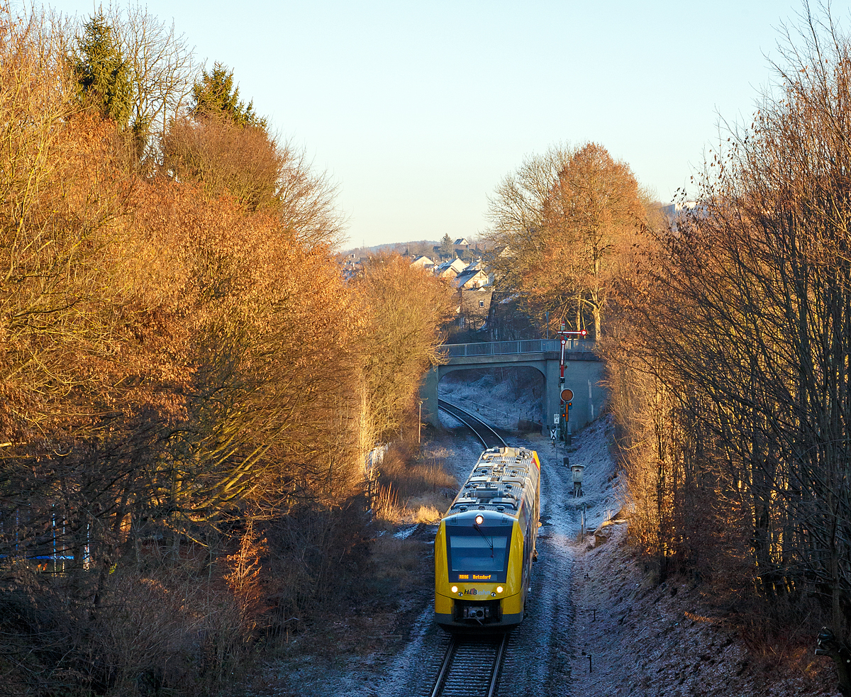 
Der VT 507  (95 80 1648 107-8 D-HEB / 95 80 1648 607-7 D-HEB) ein Alstom Coradia LINT 41 (neuen Generation) der HLB (Hessische Landesbahn GmbH) fährt am 31.12.2016 als RB 96  Hellertalbahn  von Herdorf weiter in Richtung Neunkirchen.
