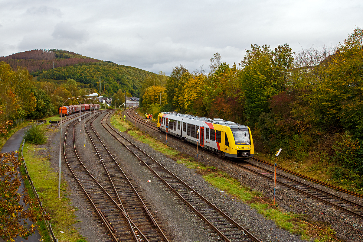 
Der VT 507 (95 80 1648 107-8 D-HEB / 95 80 1648 607-7 D-HEB) der HLB (Hessische Landesbahn GmbH), ein Alstom Coradia LINT 41 der neuen Generation, erreicht am 08.10.2020, als RB 96  Hellertalbahn  ( (Neunkirchen – Herdorf-Betzdorf), bald den Bahnhof Herdorf.

Es ist für die nächsten 4 Wochen eine der letzten Zugverbindungen auf der Strecke. Ab den 10.10 bis 03.11.2020 ist der Abschnitt zwischen Burbach und Betzdorf gesperrt. Wie man hier sieht ist die Baustelle schon eingerichtet, neue Schienen liegen neben dem Gleis und es wird z.Z. der Istzustand vermessen.