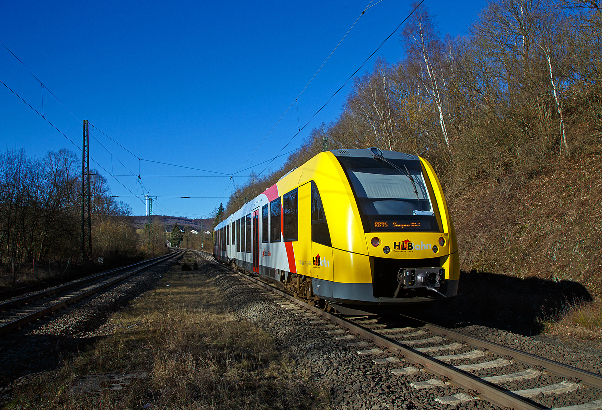Der VT 507 (95 80 1648 107-8 D-HEB / 95 80 1648 607-7 D-HEB) der HLB (Hessische Landesbahn GmbH), ein Alstom Coradia LINT 41 der neuen Generation, verlässt am 01.03.2021, als RB 95   Sieg-Dill-Bahn  Dillenburg – Siegen, den Bahnhof Dillbrecht in Richtung Rudersdorf.