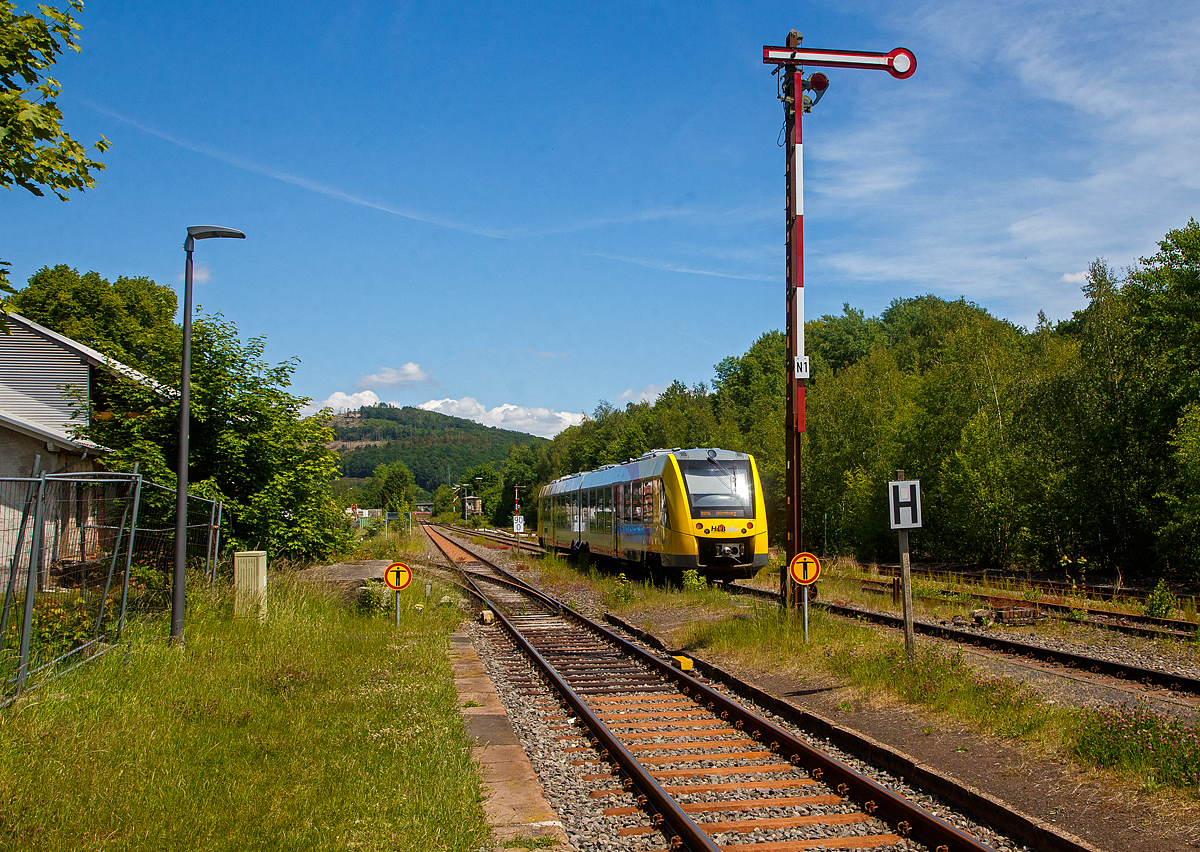 Der VT 507 (95 80 1648 107-8 D-HEB / 95 80 1648 607-7 D-HEB) der HLB (Hessische Landesbahn GmbH), ein Alstom Coradia LINT 41 der neuen Generation, hat uns am 02.06.2022, als RB 96  Hellertalbahn  die Verbindung Betzdorf - Herdorf - Neunkirchen - Haiger – Dillenburg, von Betzdorf (Sieg) nach Herdorf gebracht. nun fährt als weiter in Richtung Dillenburg.